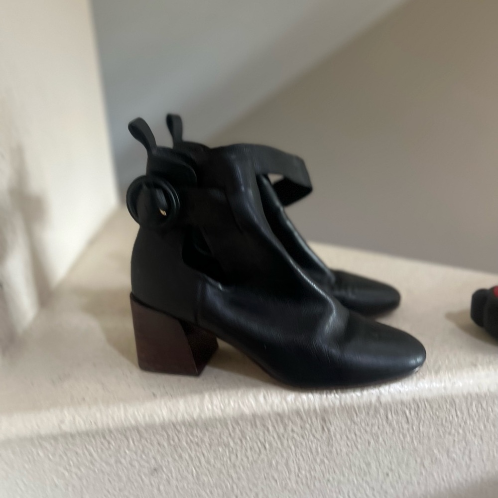 Via Spiga black leather cutout ankle boots booties thich heels chic size 7.5 M
